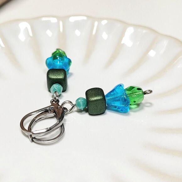 NEW Earrings Petite flower dangle earrings green fairy earrings handm 690grbl#fs - Picture 2 of 7